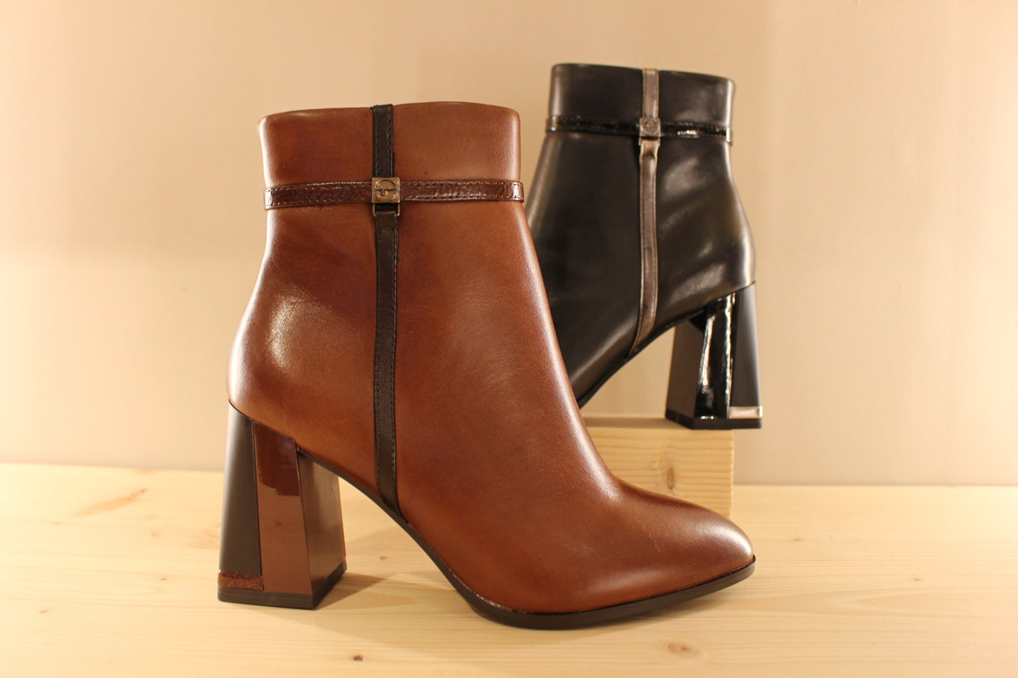 Bottines à talon en cuir noir ou marron TAMARIS
