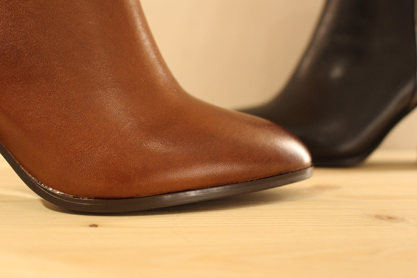 Bottines à talon en cuir noir ou marron TAMARIS