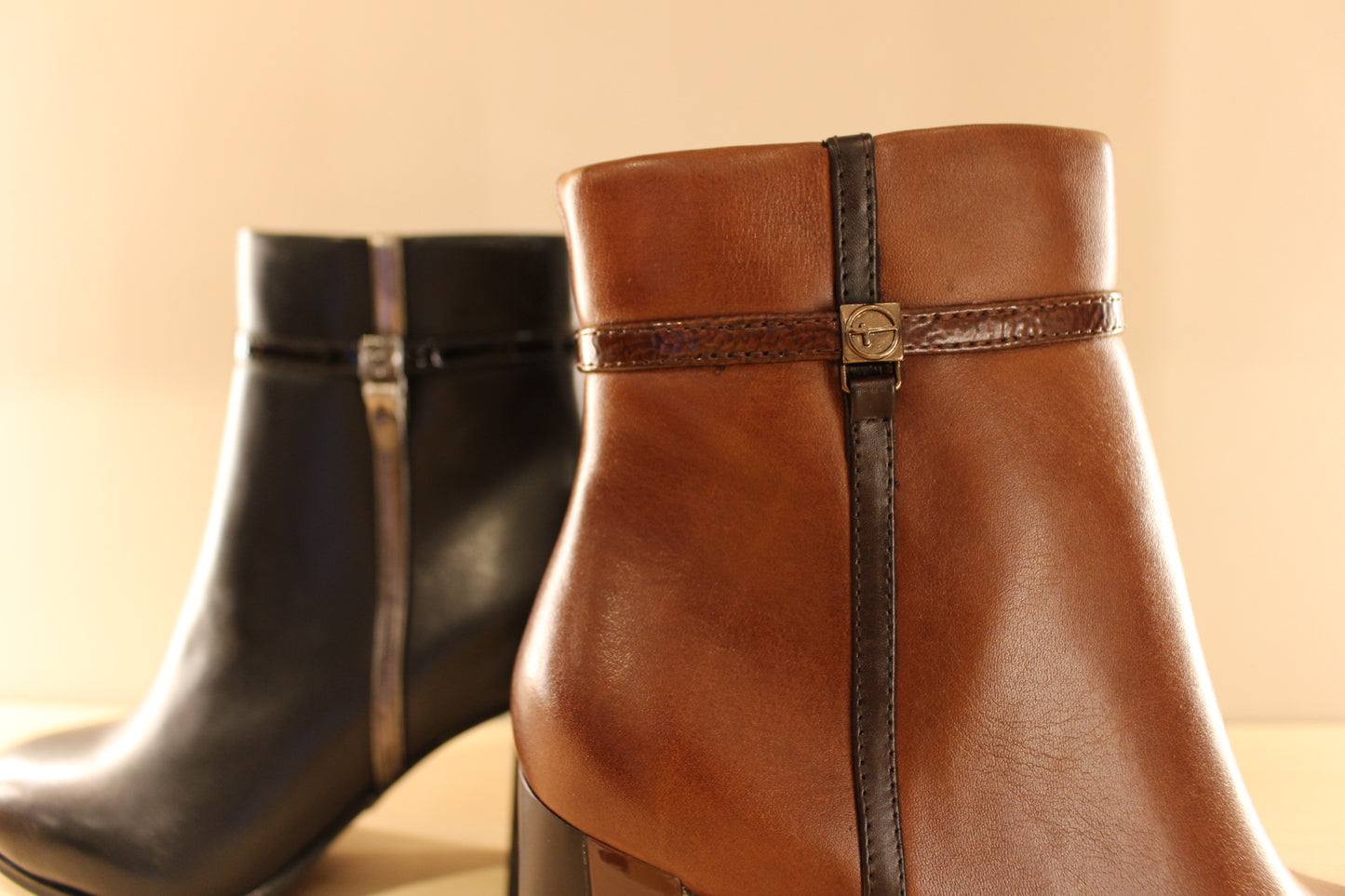 Bottines à talon en cuir noir ou marron TAMARIS