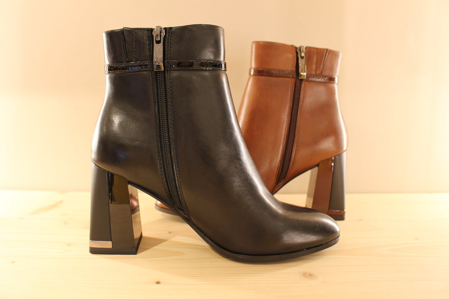 Bottines à talon en cuir noir ou marron TAMARIS