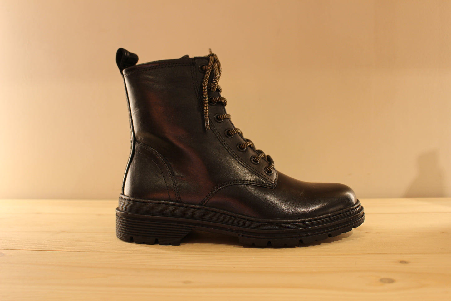 Bottines en cuir rouge ou noir et doublées chaud de chez TAMARIS