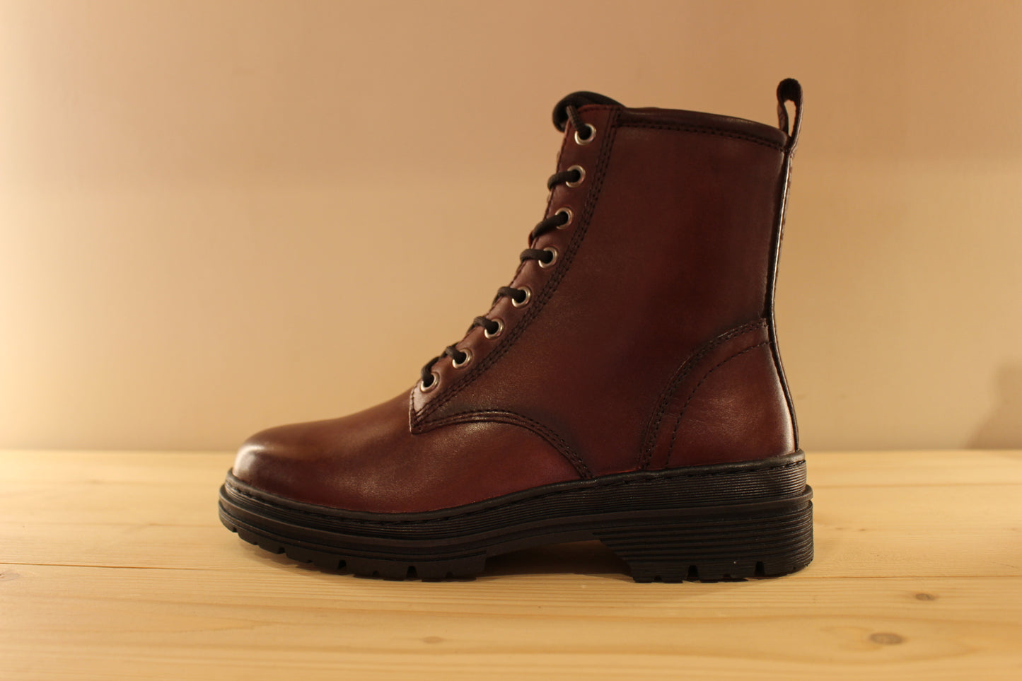 Bottines en cuir rouge ou noir et doublées chaud de chez TAMARIS