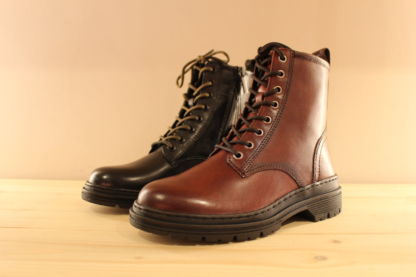 Bottines en cuir rouge ou noir et doublées chaud de chez TAMARIS