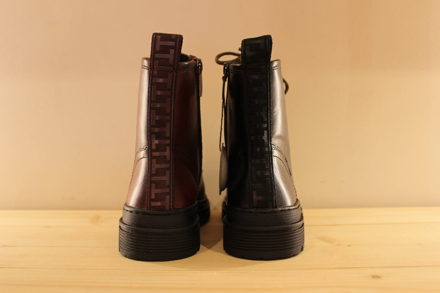 Bottines en cuir rouge ou noir et doublées chaud de chez TAMARIS