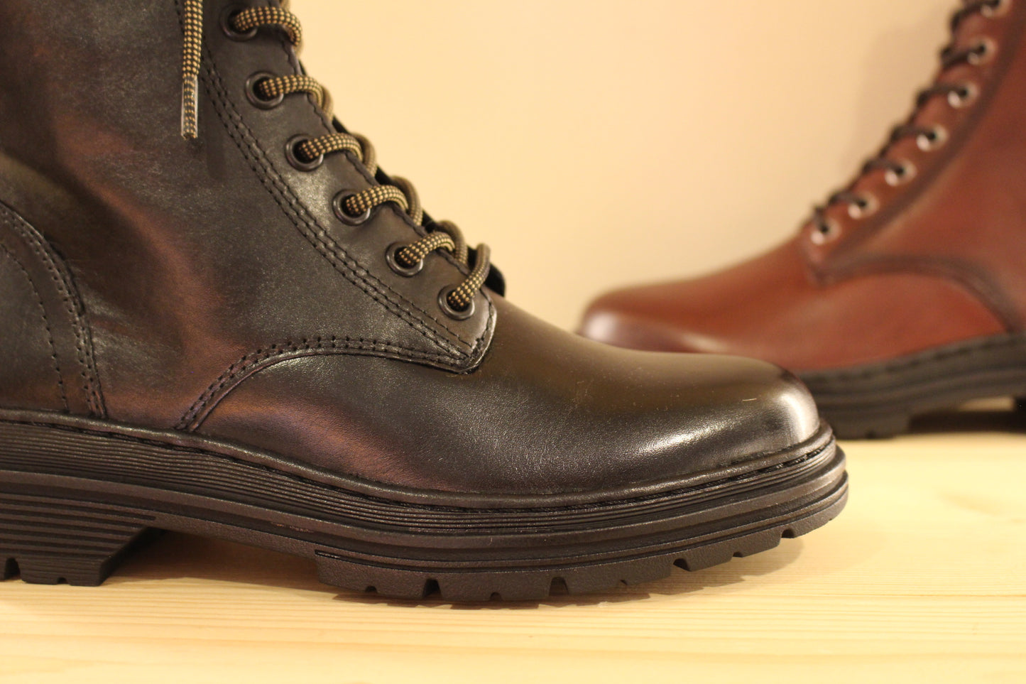 Bottines en cuir rouge ou noir et doublées chaud de chez TAMARIS