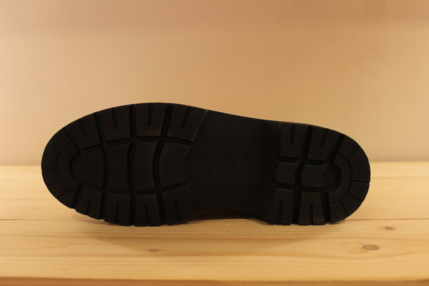 Bottines en cuir rouge ou noir et doublées chaud de chez TAMARIS