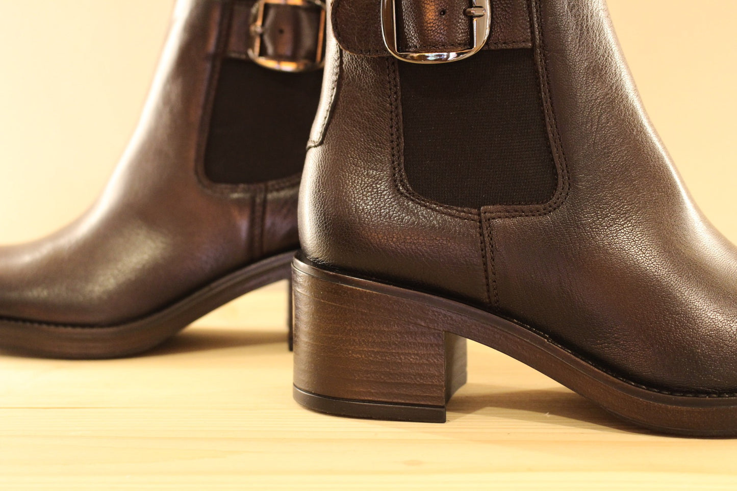 Bottines en cuir moka petit talon TAMARIS