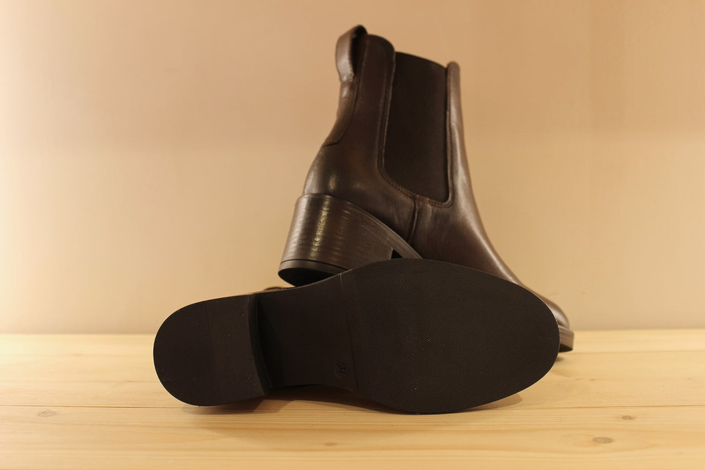 Bottines en cuir moka petit talon TAMARIS