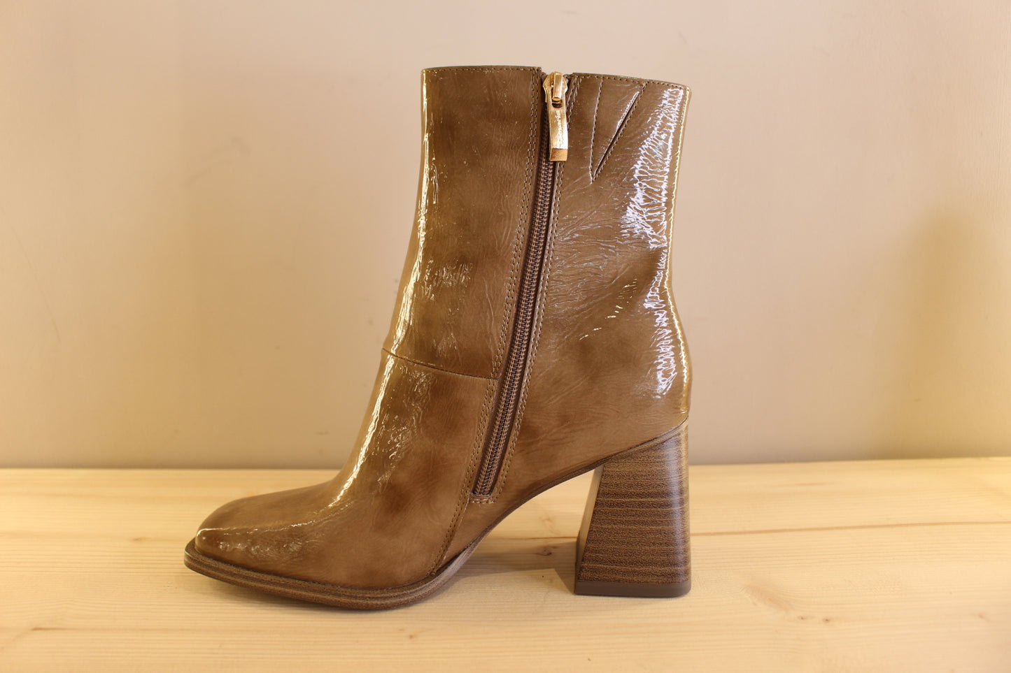 Bottine vegan camel vernis talon haut TAMARIS