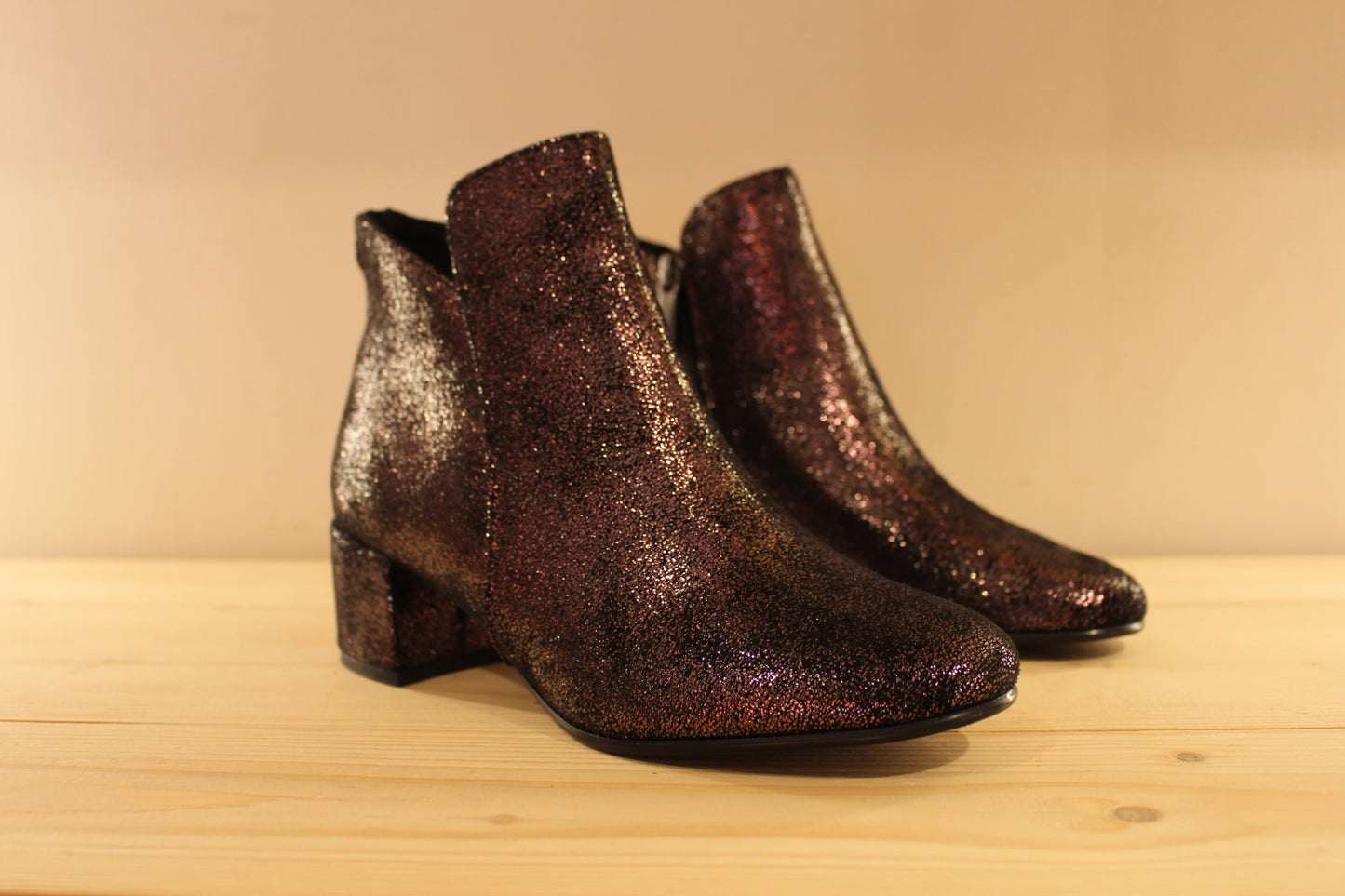 Bottines Vegan métallisé bronze avec un petit talon et zip interne TAMARIS
