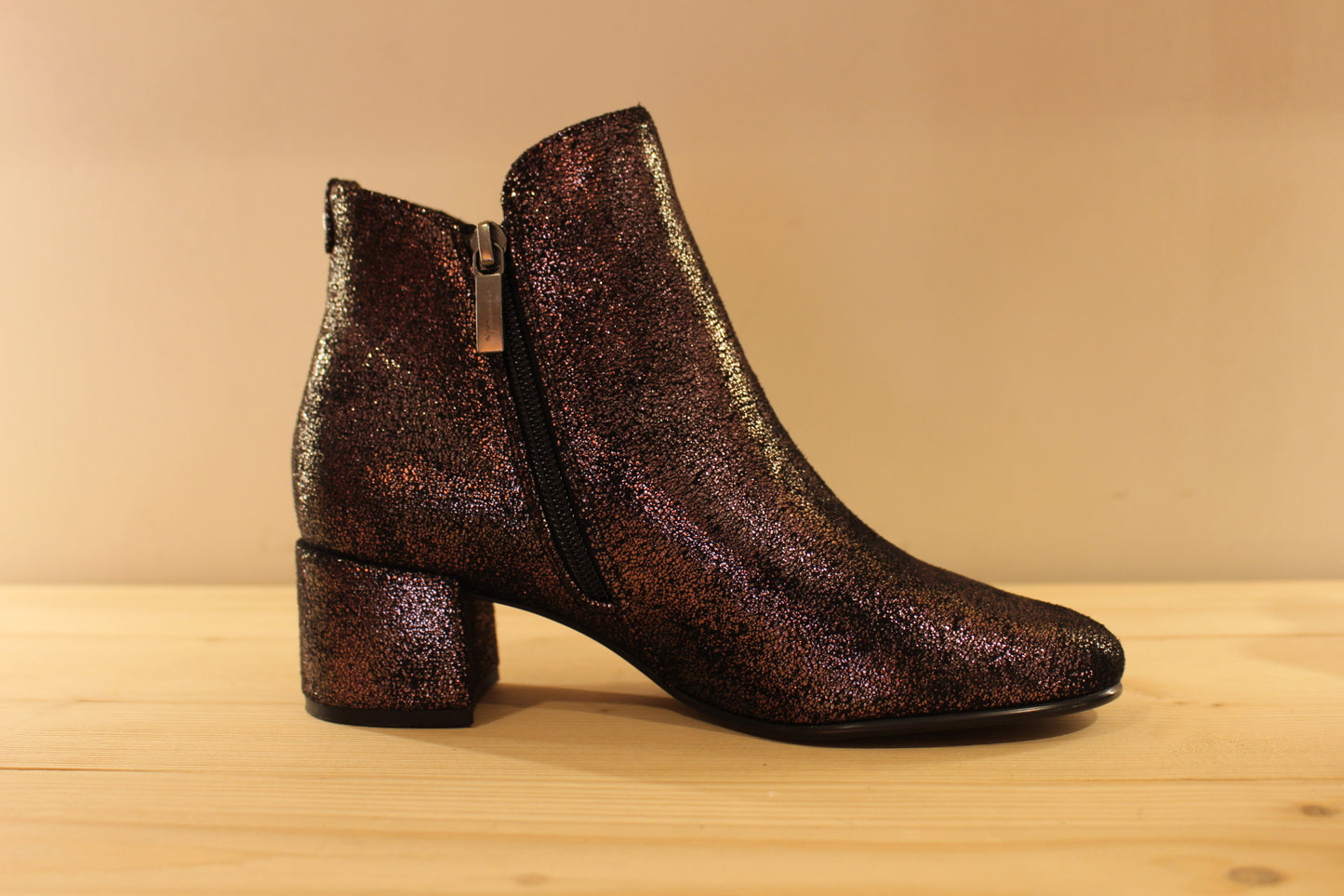 Bottines Vegan métallisé bronze avec un petit talon et zip interne TAMARIS