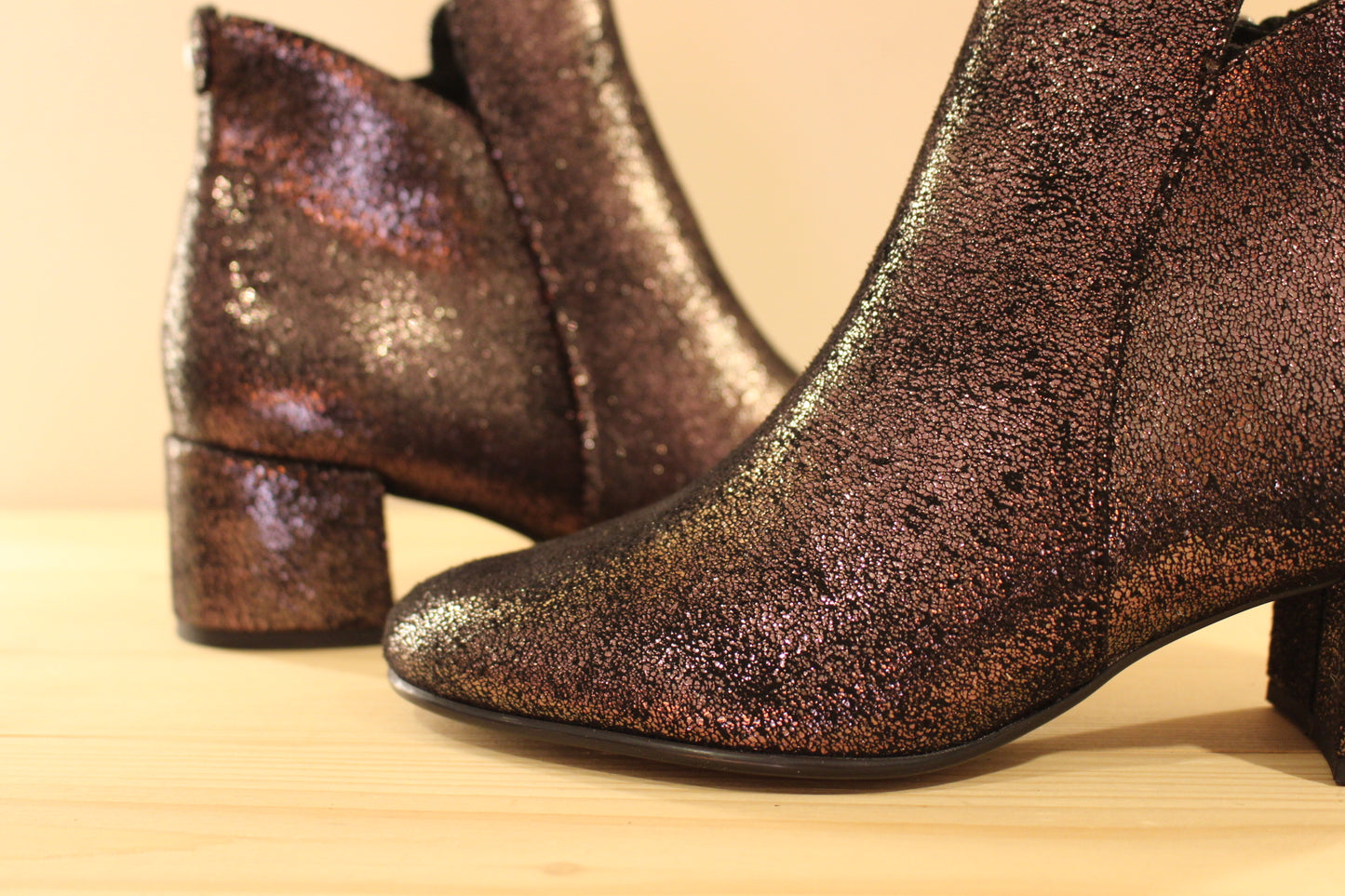 Bottines Vegan métallisé bronze avec un petit talon et zip interne TAMARIS