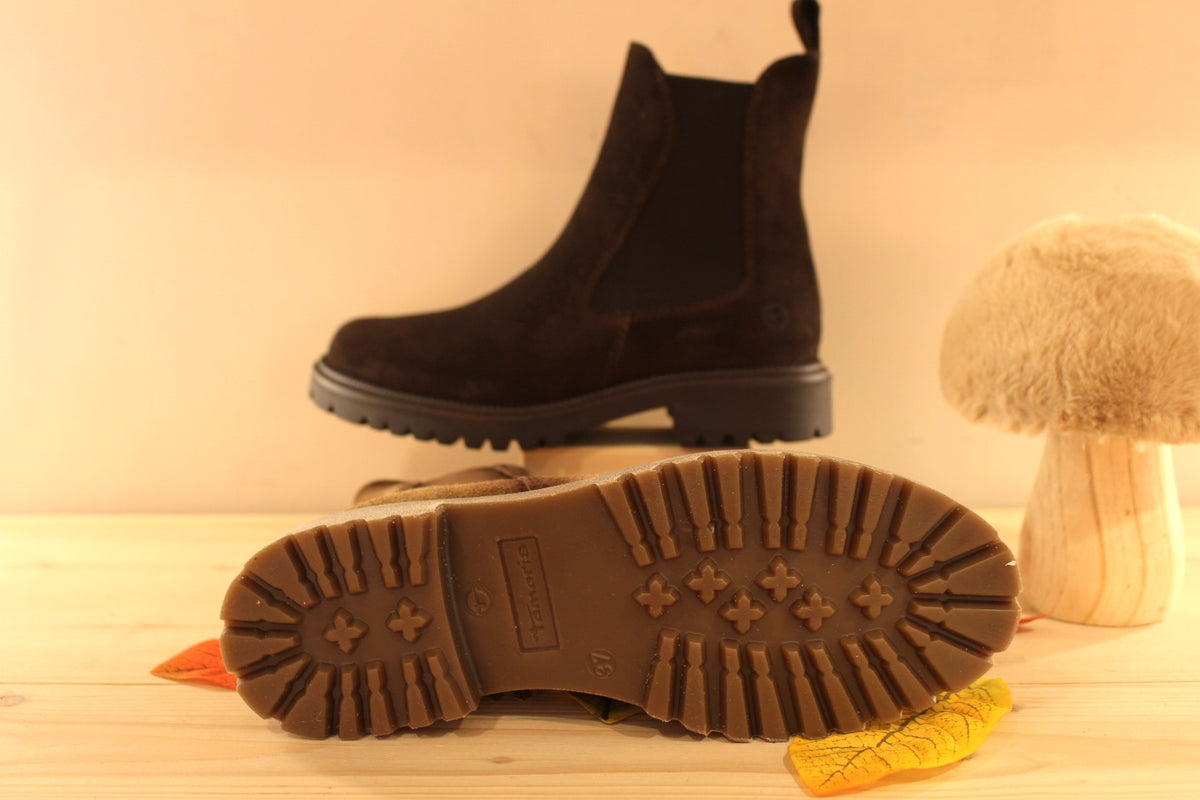 Bottines Tamaris en croûte de cuir de couleur chocolat ou de couleur marron. Deux élastiques d'aisance sur les côtés