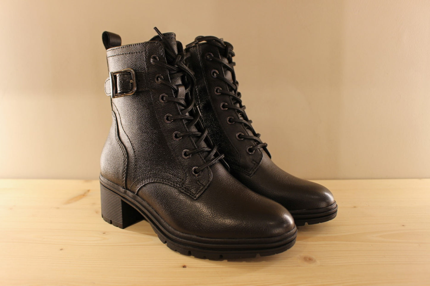 Bottines à talon de chez TAMARIS serrage lacet et zip