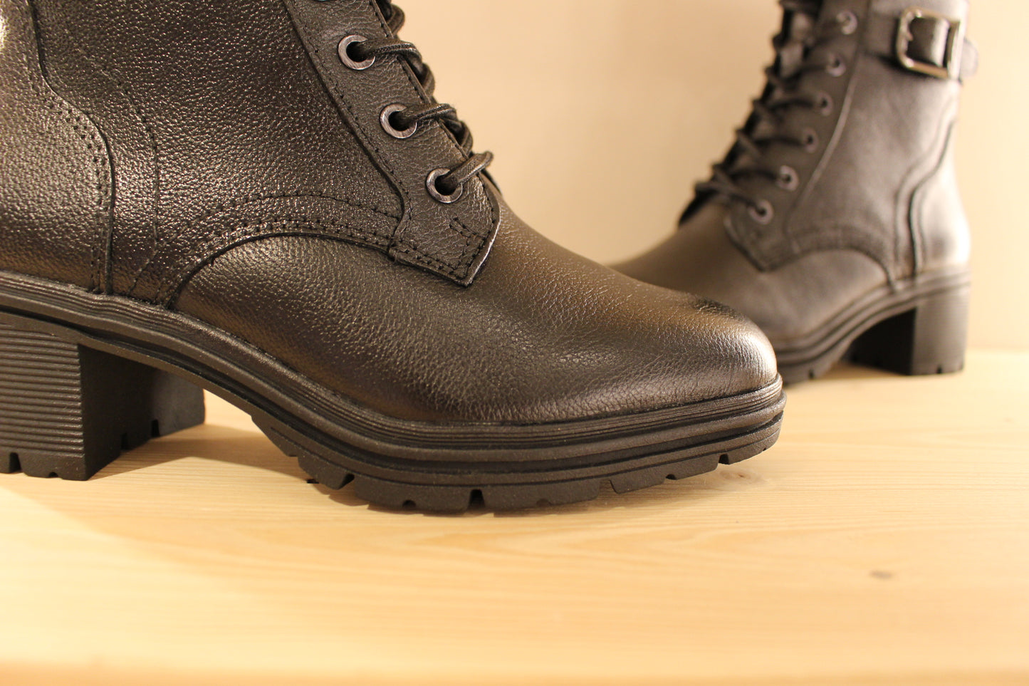 Bottines à talon de chez TAMARIS serrage lacet et zip