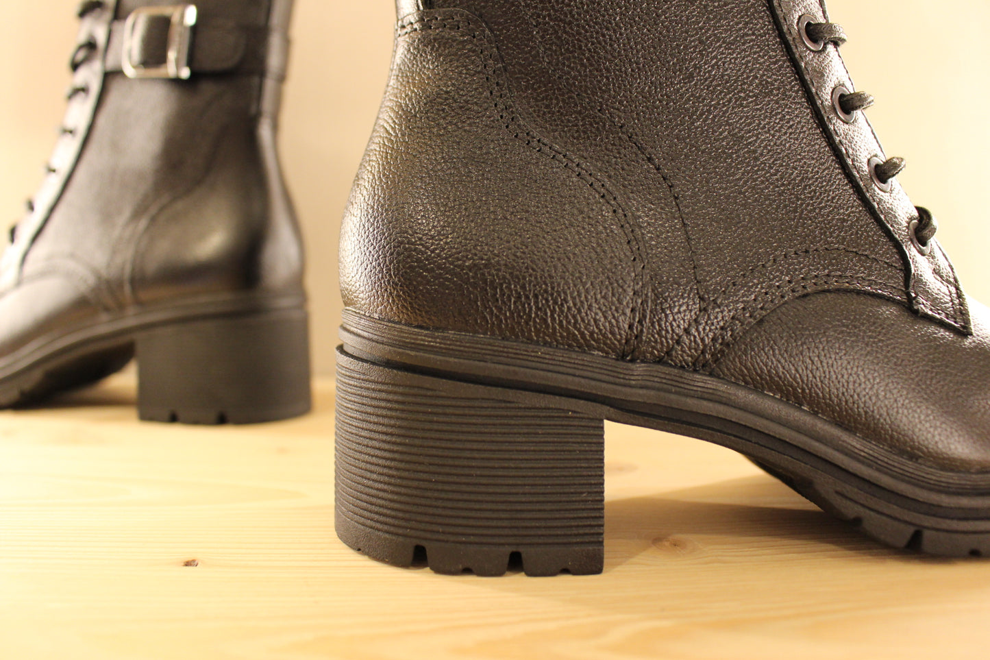 Bottines à talon de chez TAMARIS serrage lacet et zip