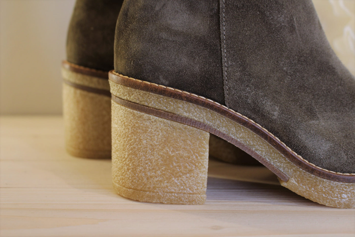 Bottine ALPE en cuir velours Olive talon et semelle crêpe