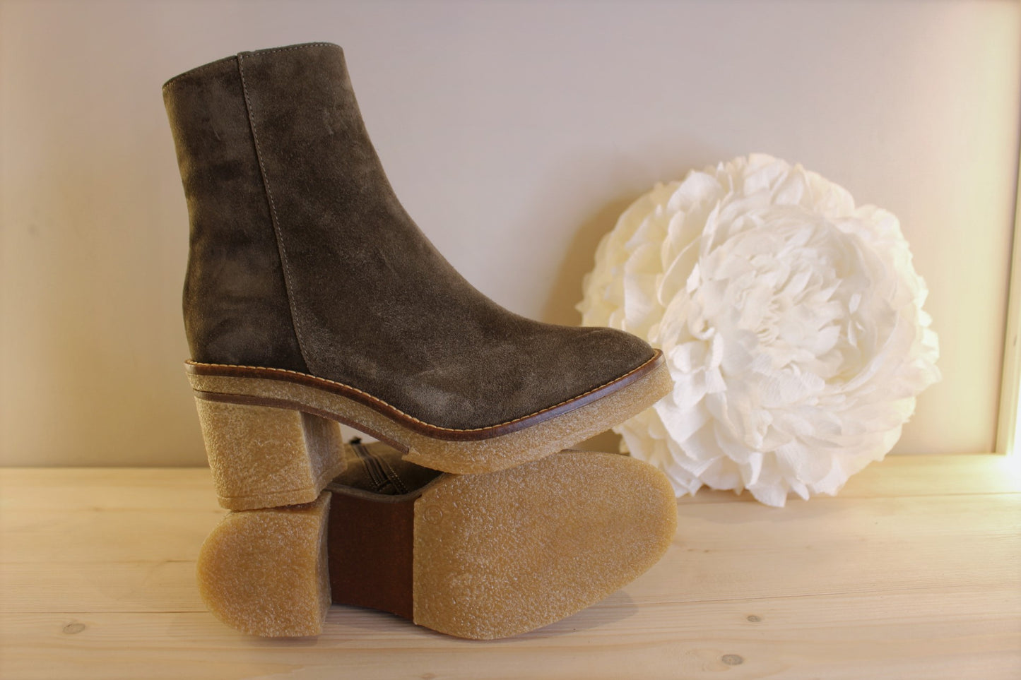 Bottine ALPE en cuir velours Olive talon et semelle crêpe