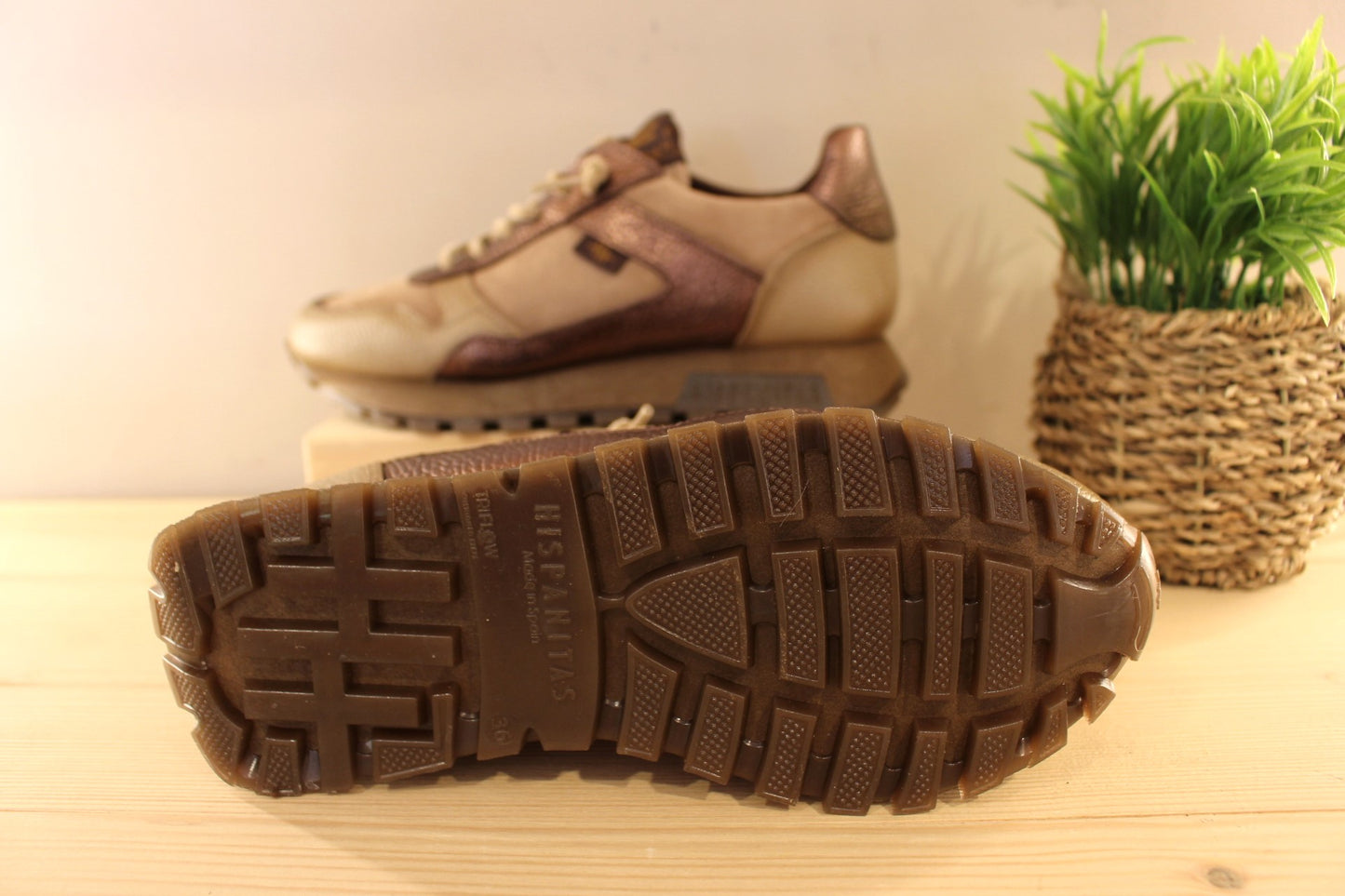 Basket Hispanitas en cuir velours de couleur castor (beige) et métal bronze. Lacets élastiqués velours ton sur ton