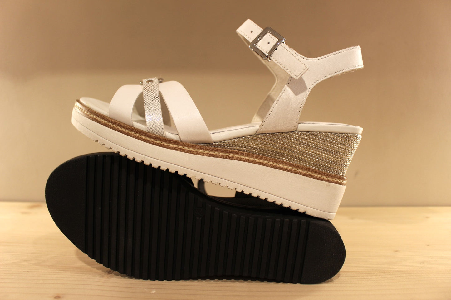 Sandale compensée en cuir blanc ou  noir TAMARIS