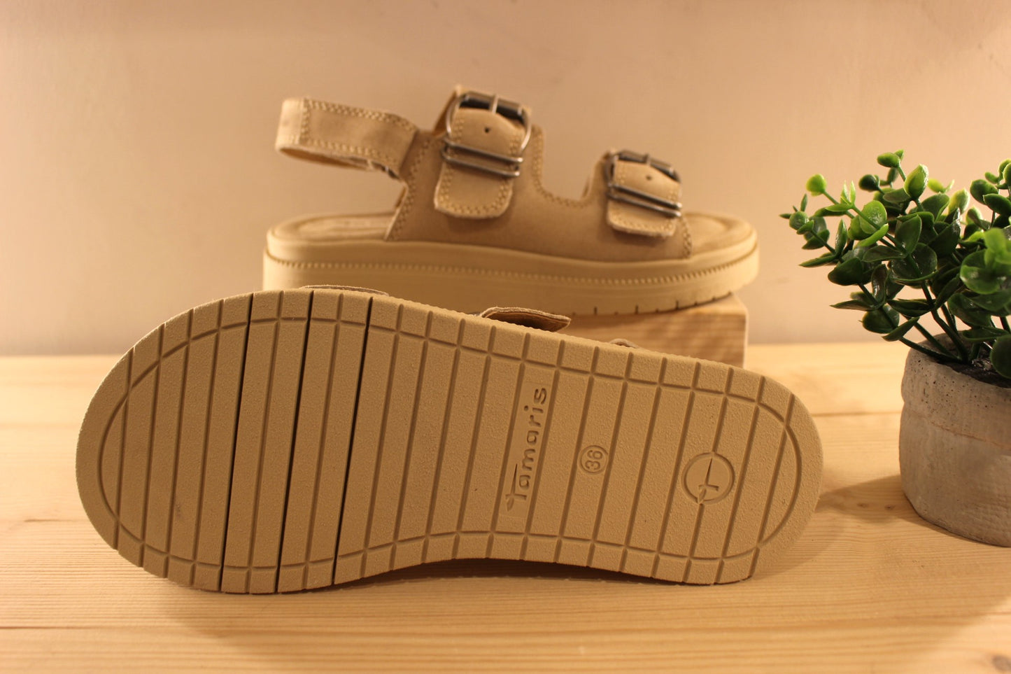 Sandales en croûte de cuir de couleur beige. Serrage par scratch sur bride arrière. Réglage boucle sur bride coup de pied et avant. TAMARIS