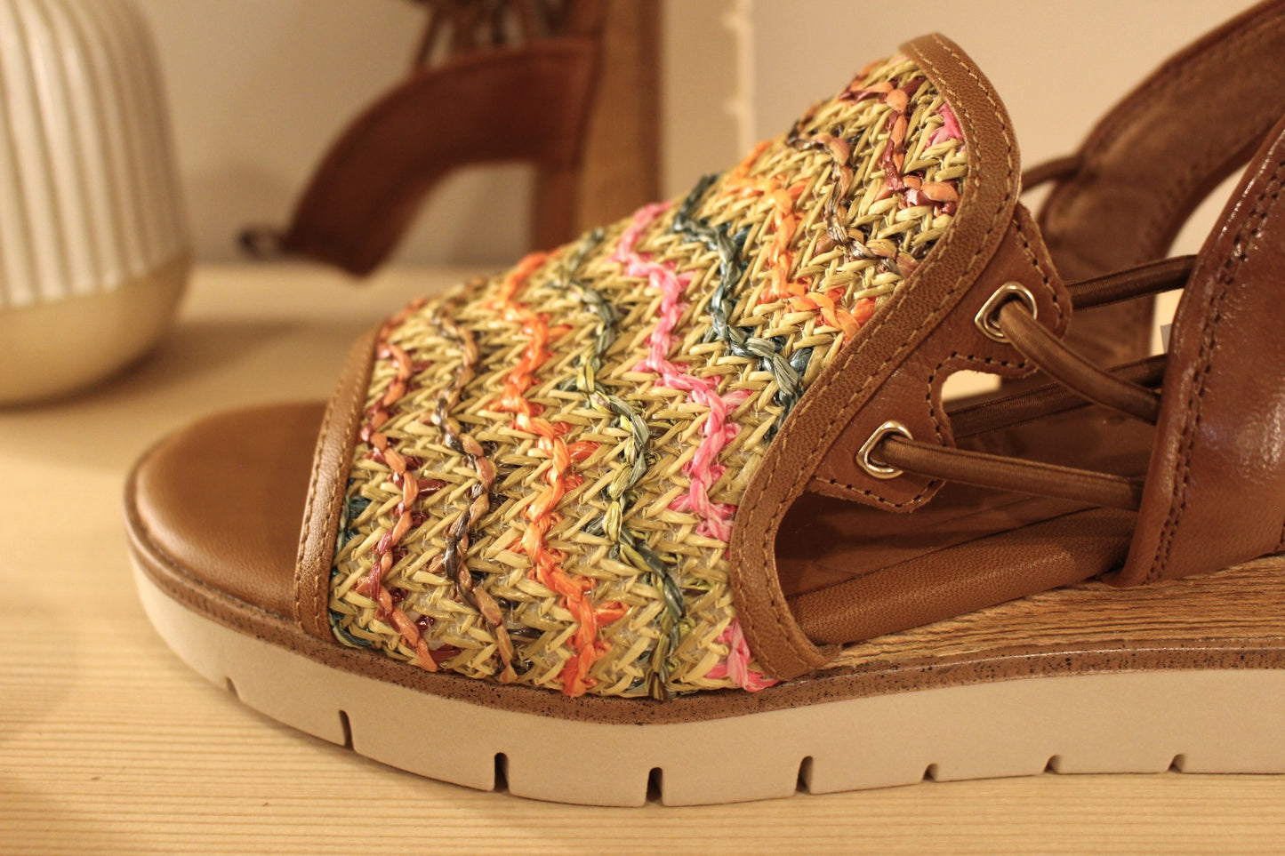 Sandale compensée TAMARIS en cuir marron et rafia coloré
