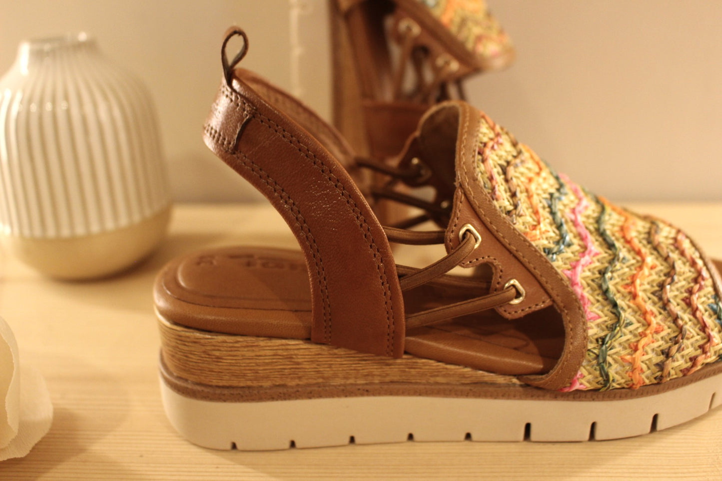 Sandale compensée TAMARIS en cuir marron et rafia coloré
