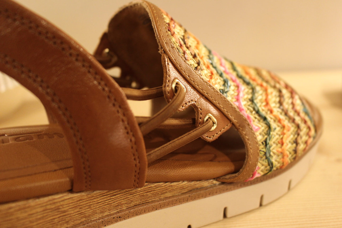 Sandale compensée TAMARIS en cuir marron et rafia coloré