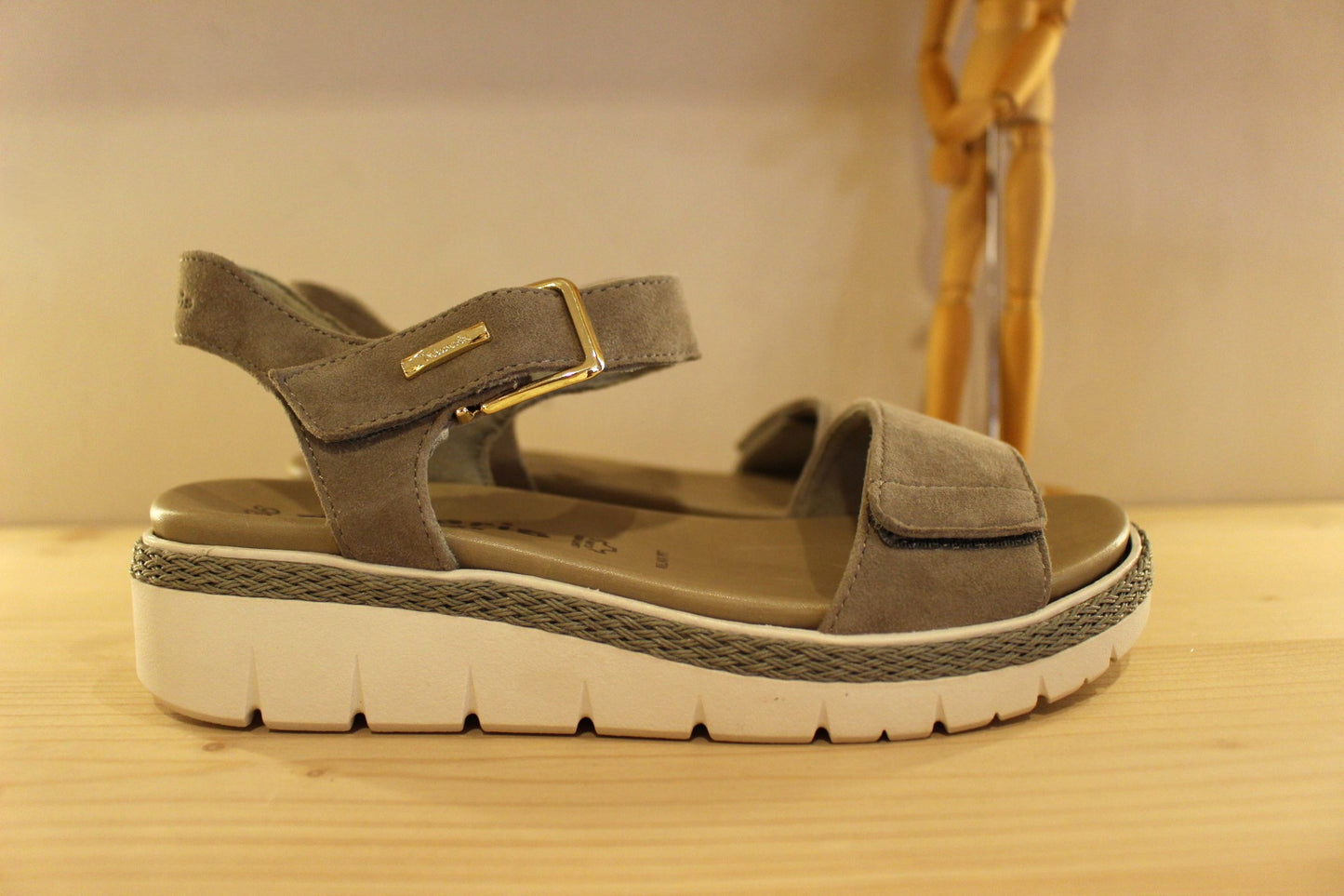 Sandales cuir velours vert avec semelles internes amovibles TAMARIS
