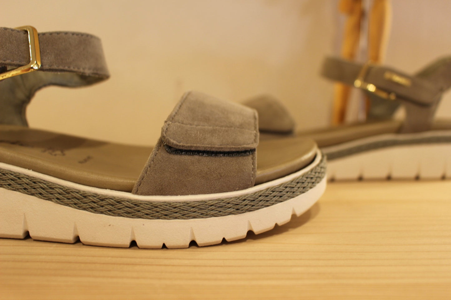 Sandales cuir velours vert avec semelles internes amovibles TAMARIS