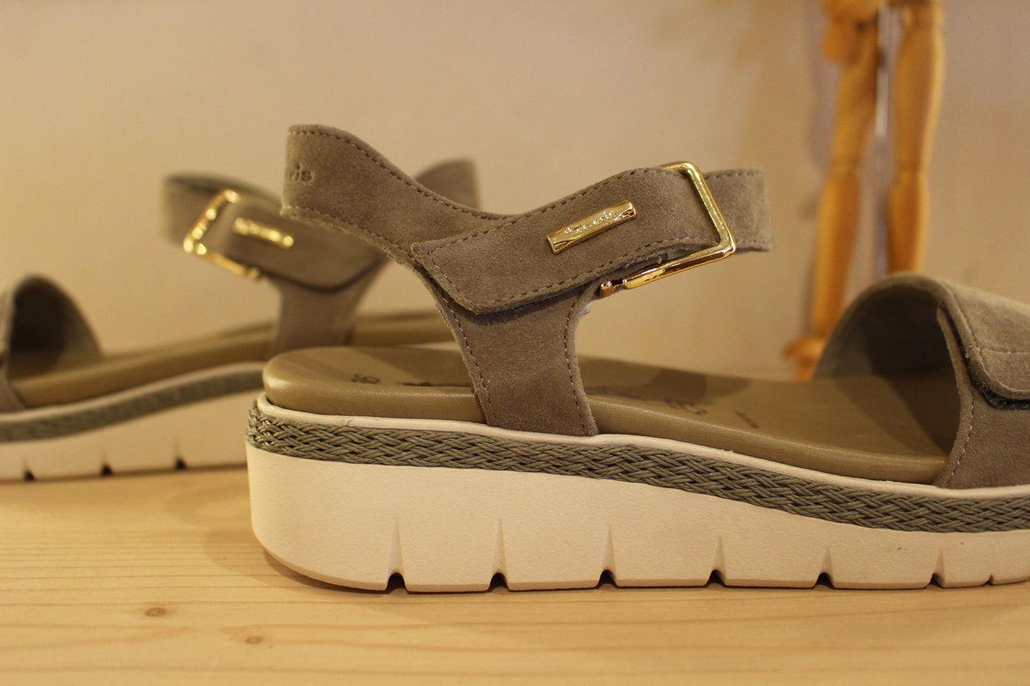 Sandales cuir velours vert avec semelles internes amovibles TAMARIS