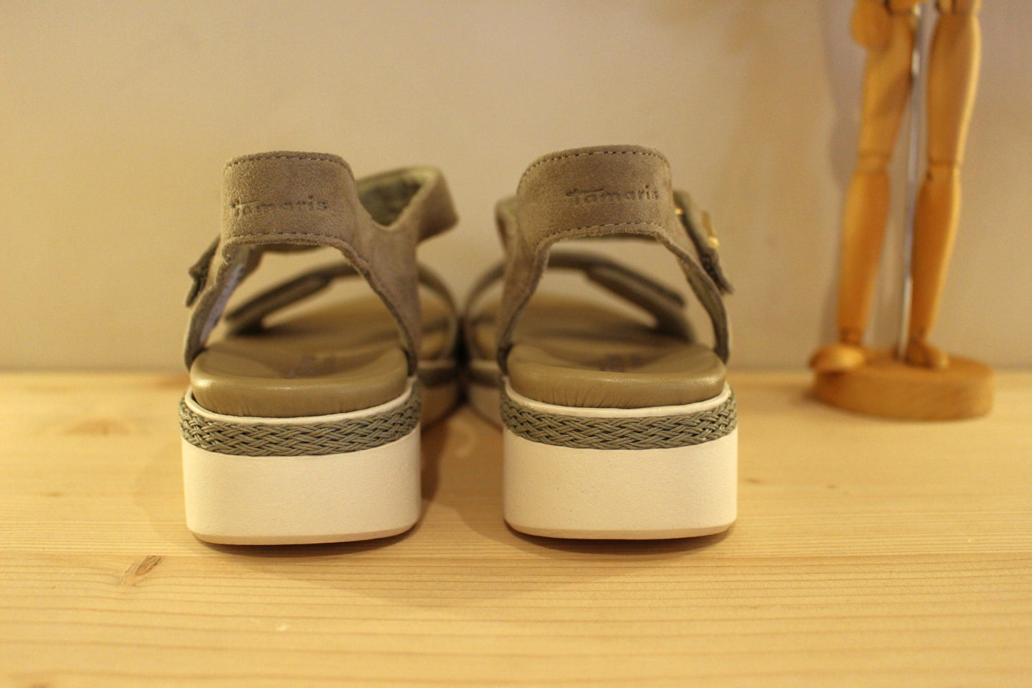 Sandales cuir velours vert avec semelles internes amovibles TAMARIS