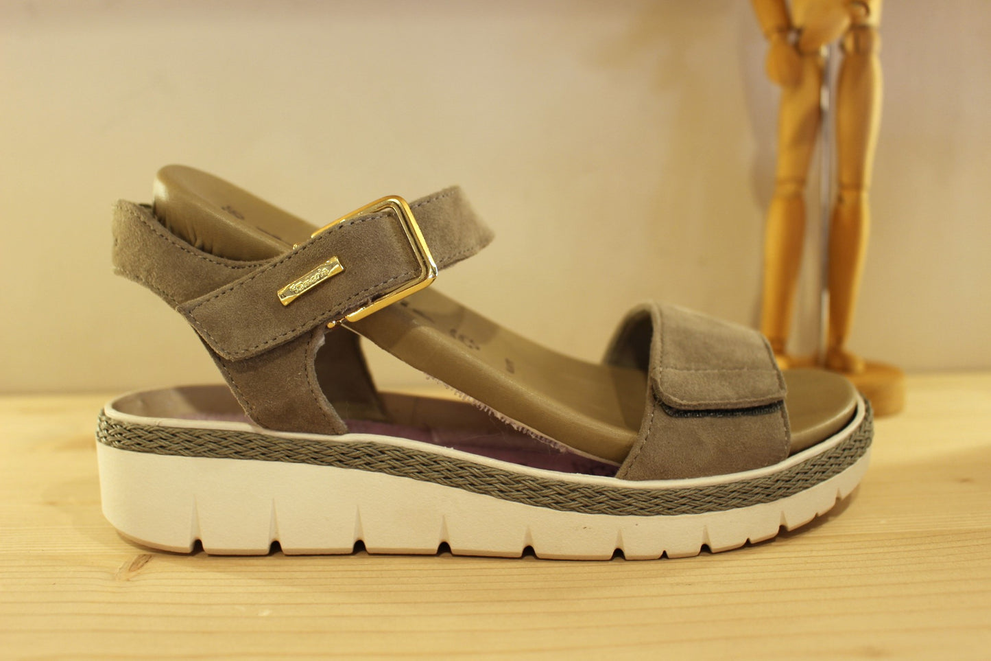 Sandales cuir velours vert avec semelles internes amovibles TAMARIS