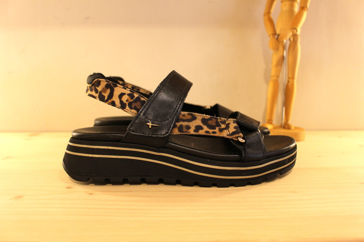Sandales cuir noir et léopard avec semelles internes amovibles TAMARIS