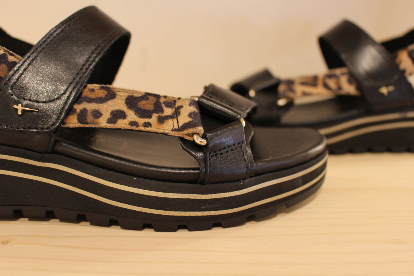 Sandales cuir noir et léopard avec semelles internes amovibles TAMARIS