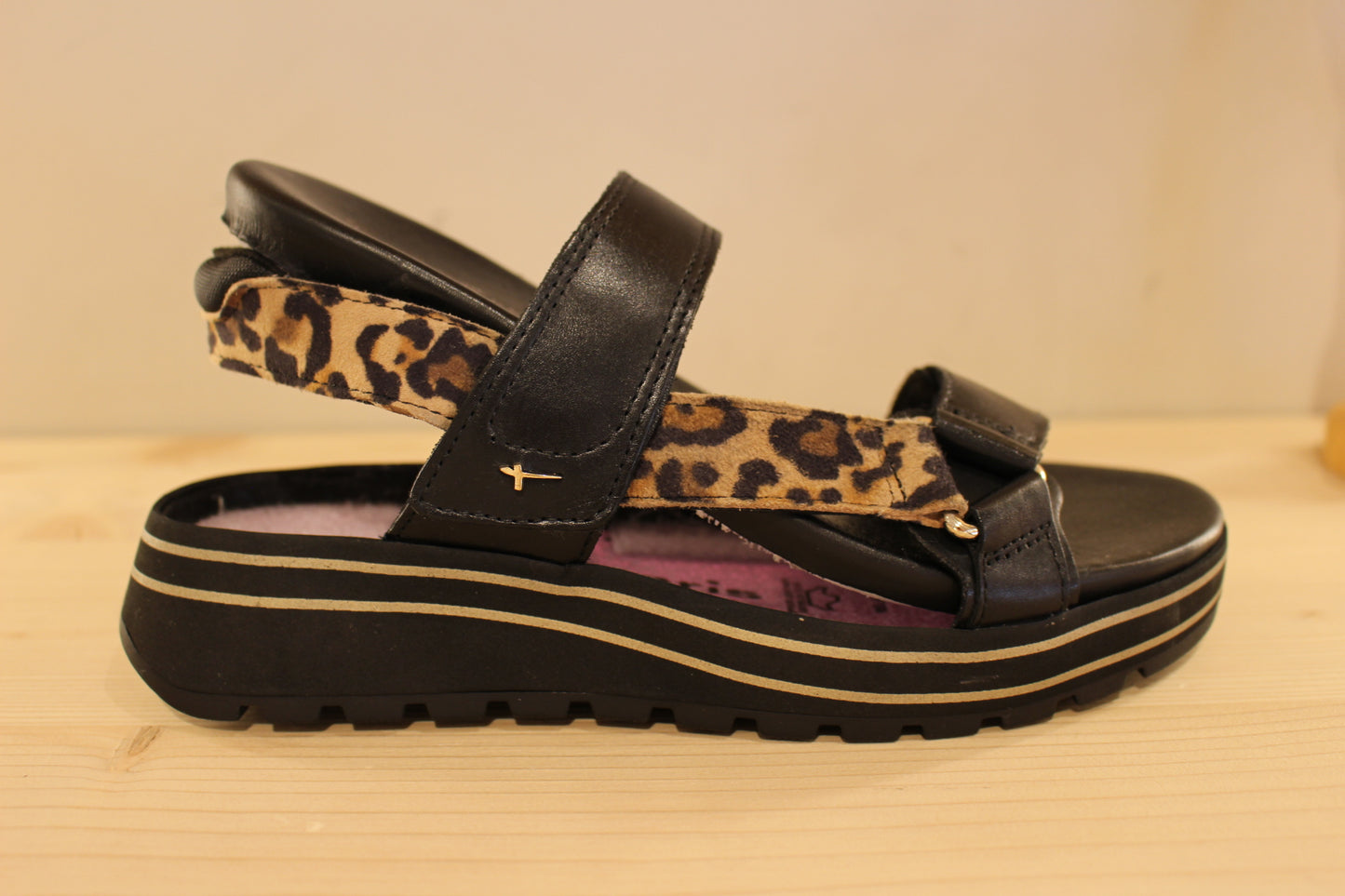 Sandales cuir noir et léopard avec semelles internes amovibles TAMARIS