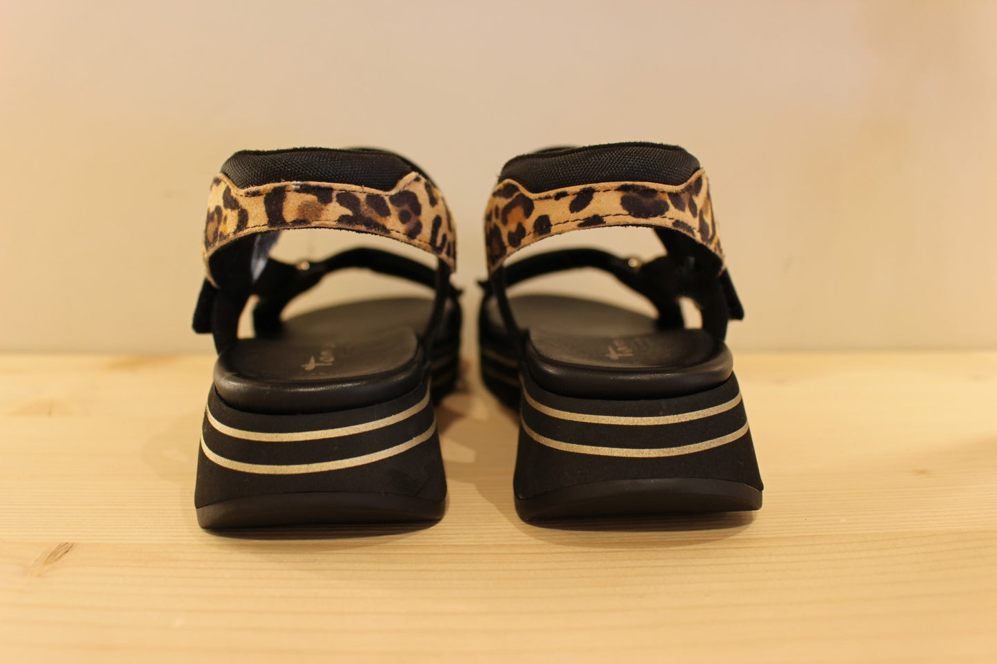Sandales cuir noir et léopard avec semelles internes amovibles TAMARIS