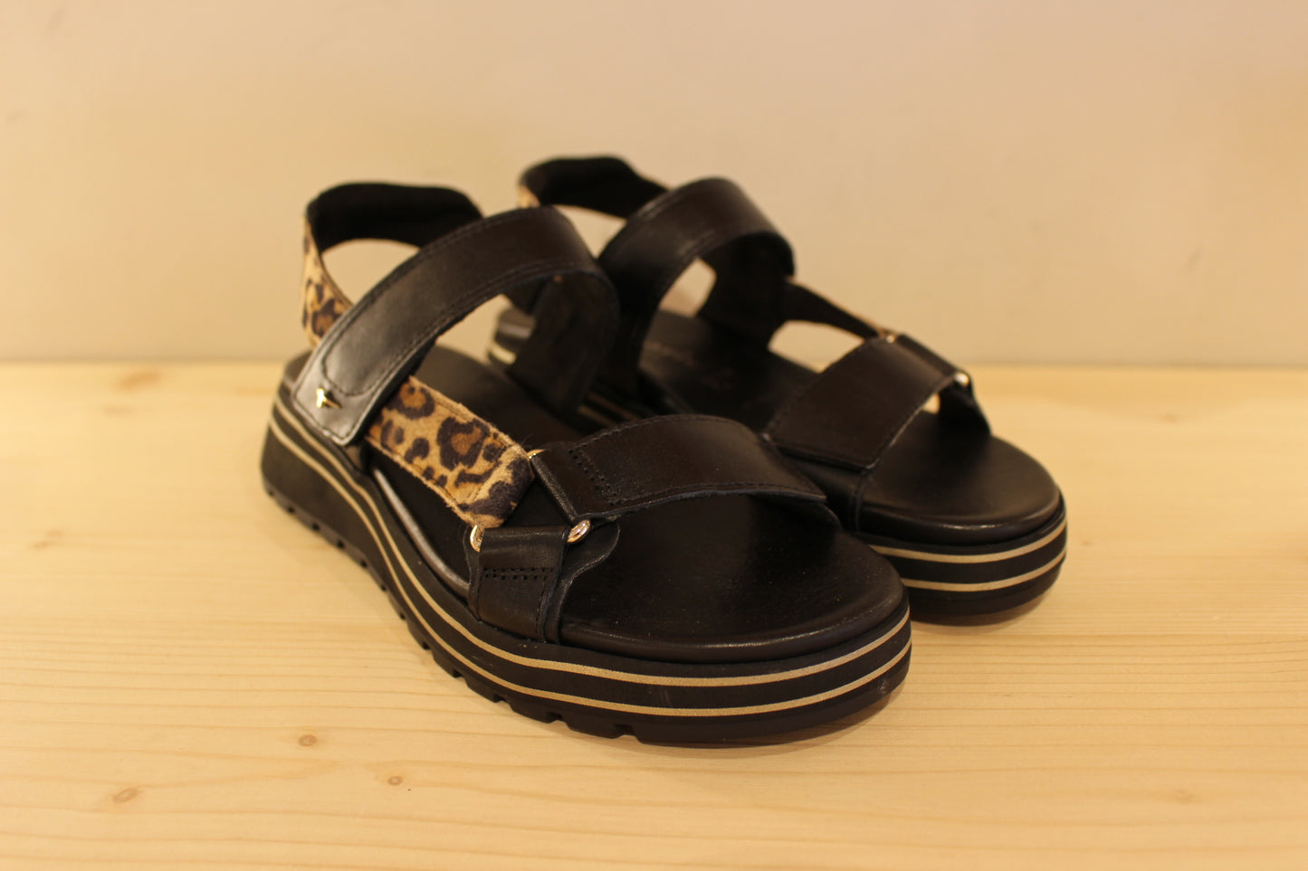 Sandales cuir noir et léopard avec semelles internes amovibles TAMARIS