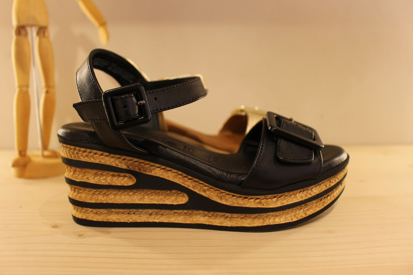 Sandale compensée en cuir noir ou or TAMARIS