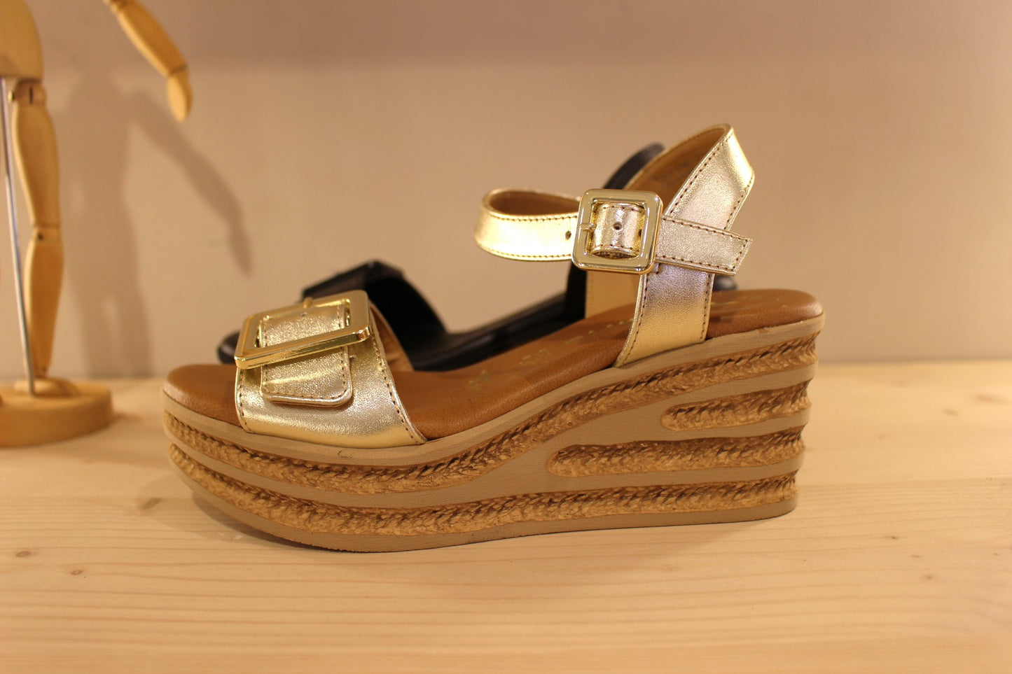 Sandale compensée en cuir noir ou or TAMARIS