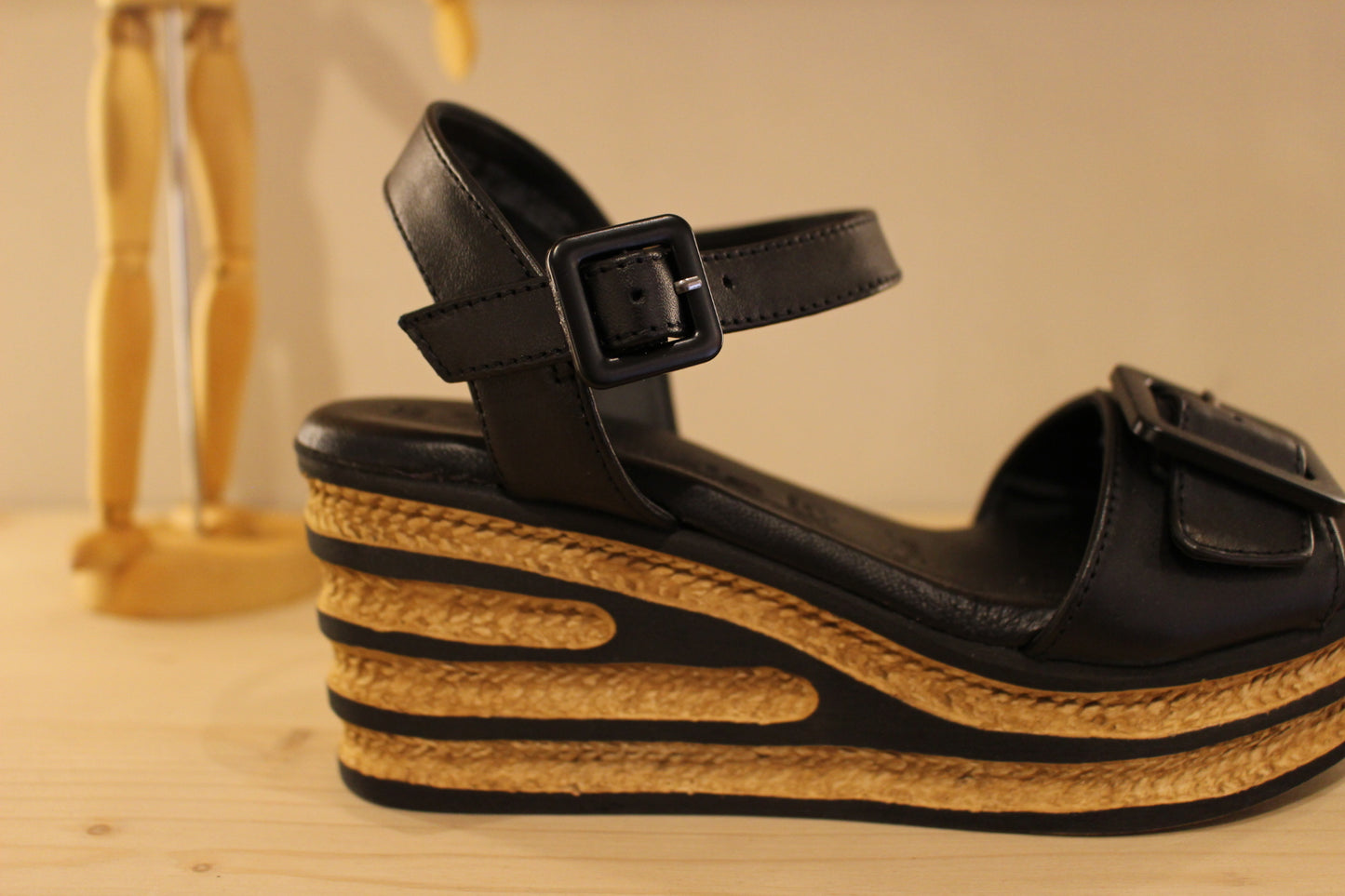 Sandale compensée en cuir noir ou or TAMARIS
