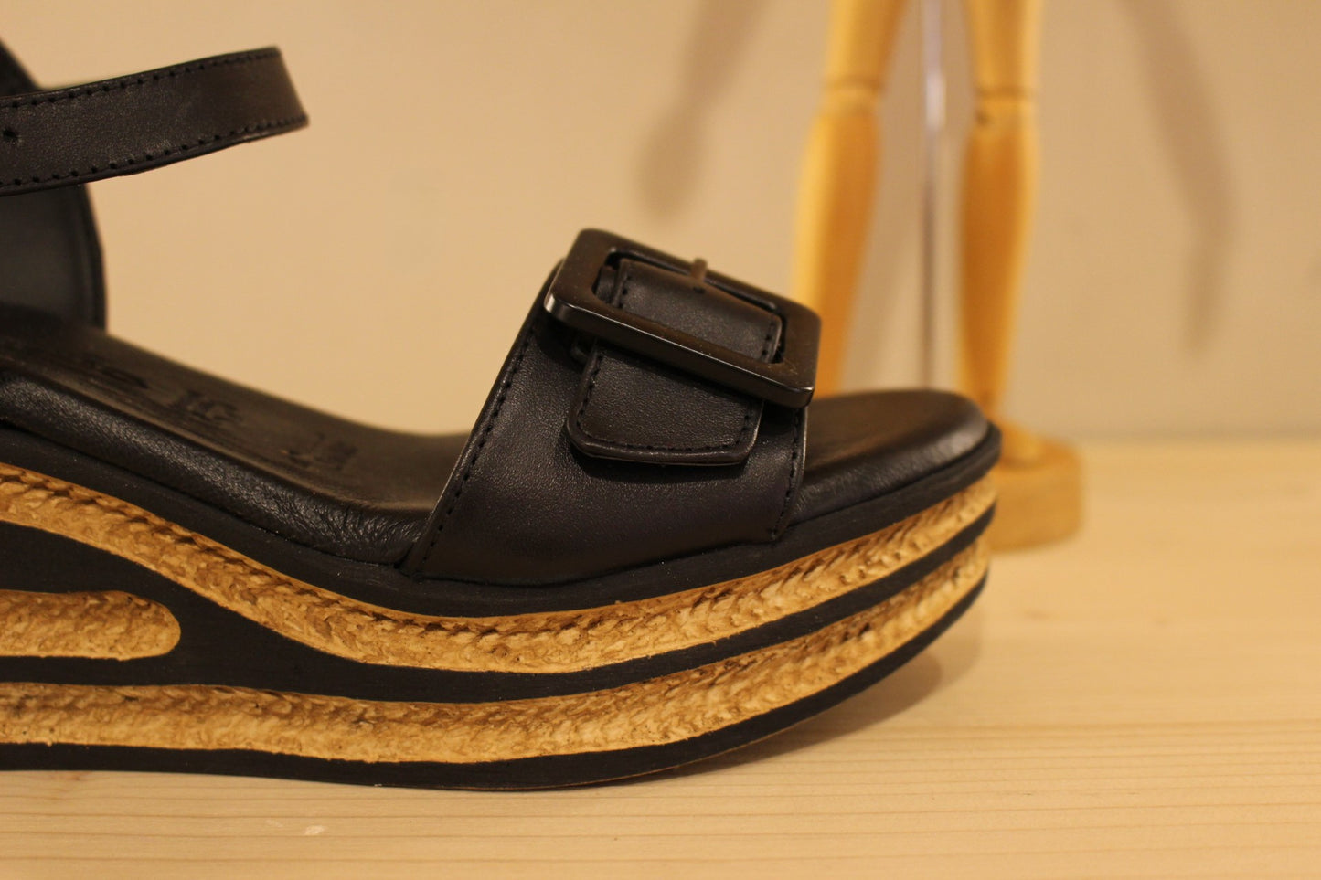 Sandale compensée en cuir noir ou or TAMARIS