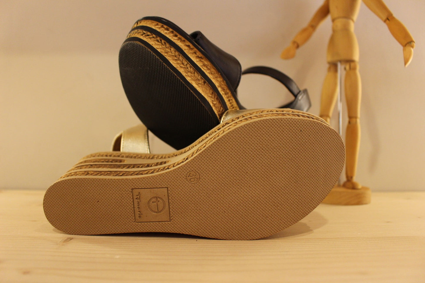 Sandale compensée en cuir noir ou or TAMARIS