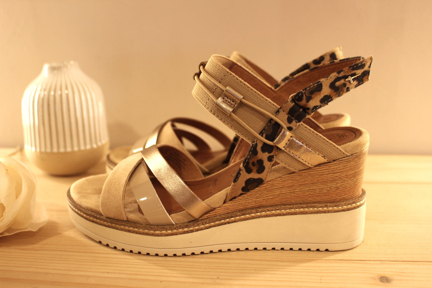 Sandales compensées en cuir beige et vernis TAMARIS
