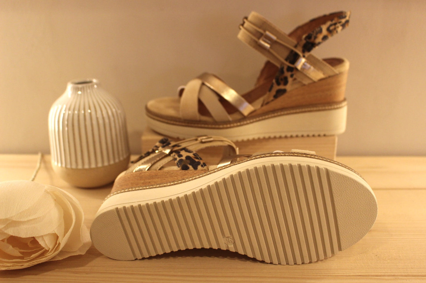 Sandales compensées en cuir beige et vernis TAMARIS