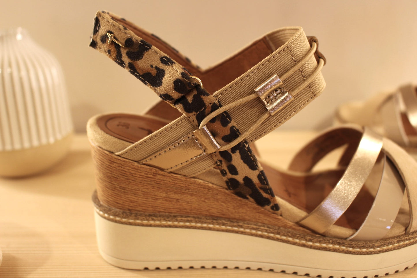 Sandales compensées en cuir beige et vernis TAMARIS