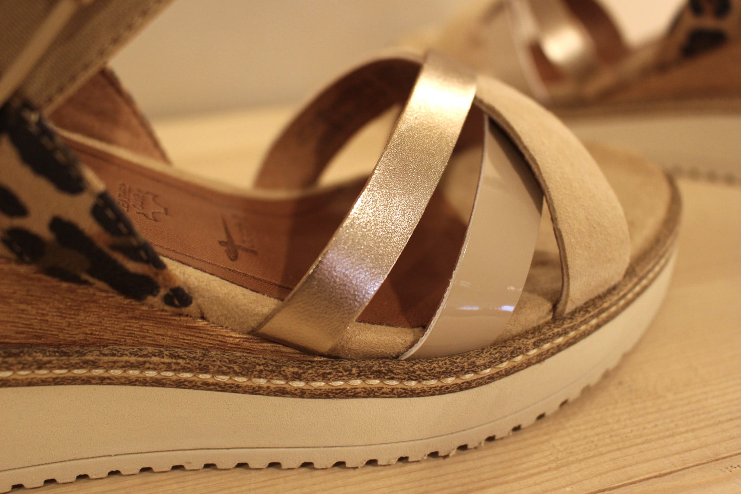 Sandales compensées en cuir beige et vernis TAMARIS