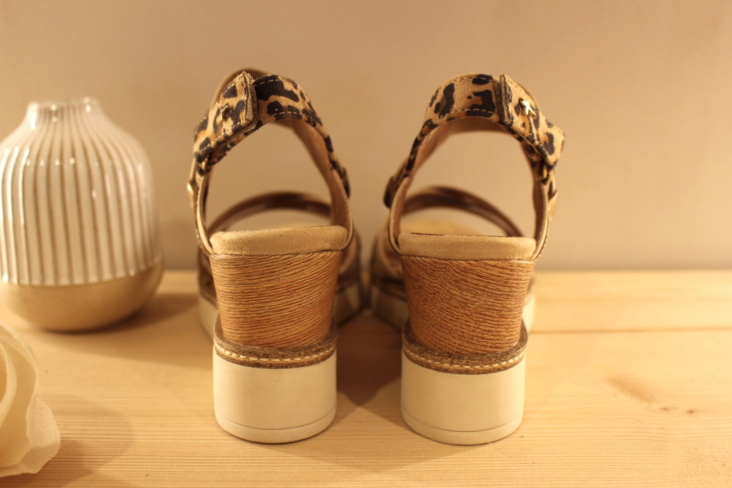 Sandales compensées en cuir beige et vernis TAMARIS