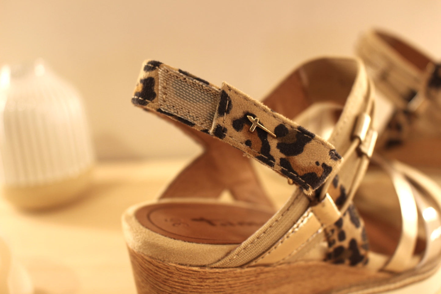Sandales compensées en cuir beige et vernis TAMARIS