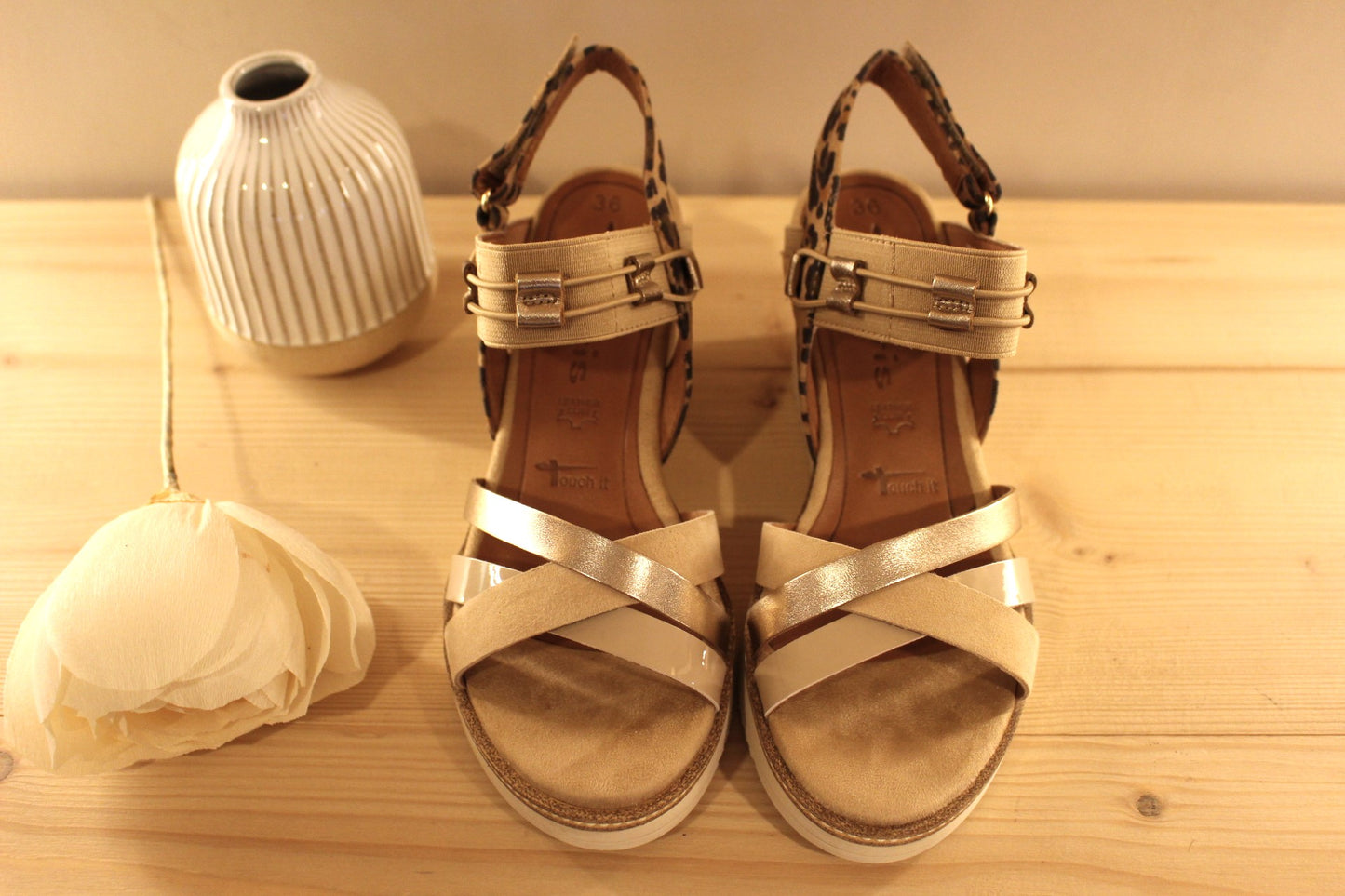 Sandales compensées en cuir beige et vernis TAMARIS